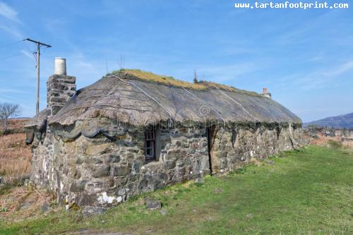 traditional-scottish-thatched-croft-house-isle-ulva-inner-hebrides-scotland-old-43070623