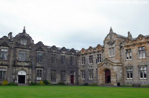 1280px-St_Andrews_-_St_Salvator's_Quad_-_East_and_North_Aisle