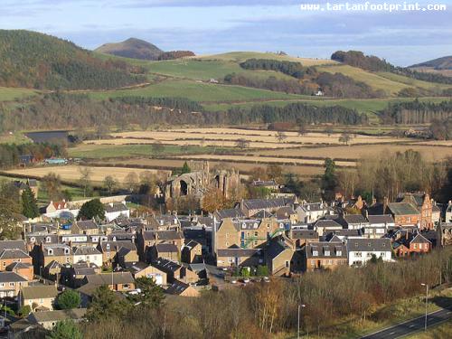Melrose_Town_Centre_from_Quarry_Hill_-_geograph.org.uk_-_609004