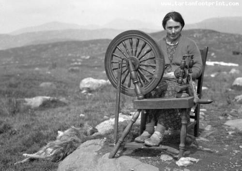 woman-spinning-wheel-isle-harris-scotland-14120194